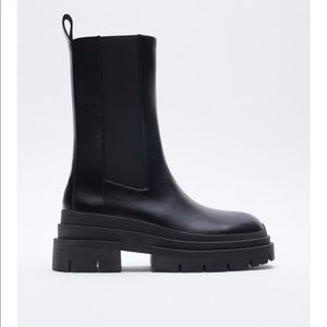 NWT LOW HEELED LUG SOLE ANKLE BOOTS